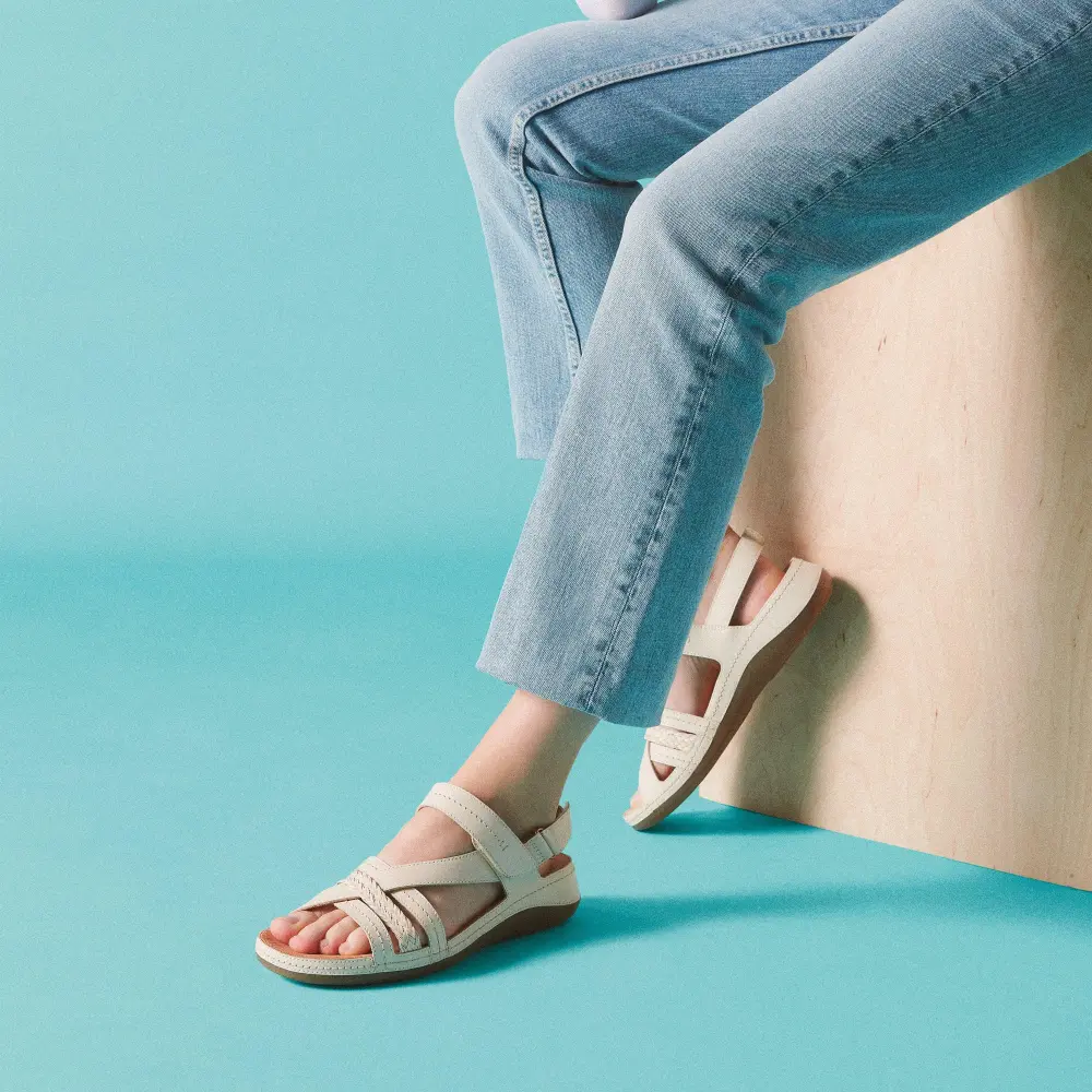 Cecily Strap Damen-Sandalen aus cremefarbenem Leder mit Riemchen online